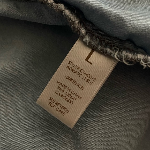 Chambrai ~ Soft & comfortable lightweight Chambray Denim Top, Size L… 💙￼ - Picture 4 of 7